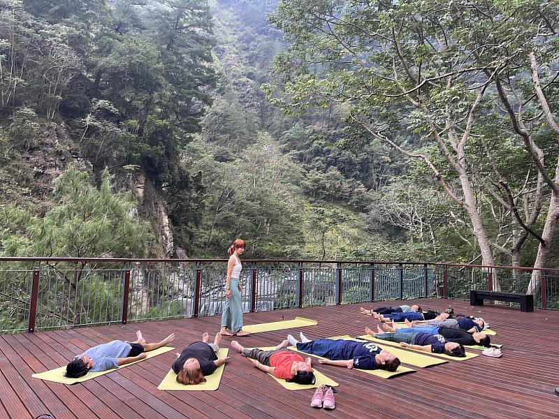 八仙山國家森林遊樂區觀瀑平台適合瑜珈療癒活動(照片 林業及自然保育署臺中分署)