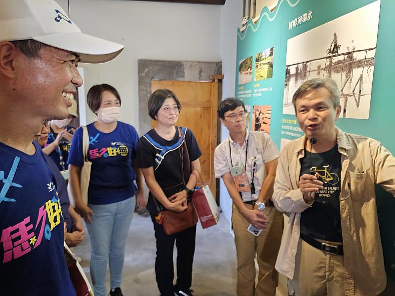 圖5 「跈水路.打先鋒」先鋒堆聚落展開展,五溝水守護工作站劉晉坤站長講解水與聚落關係(左起何金樑主任、劉育玲榮譽顧問、劉鎮輝助理教授、劉晉坤站長)