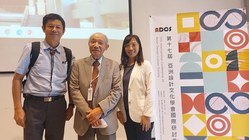 「評審團獎」得主為日本千葉大學榮譽教授宮崎清,其於臺灣推動社造初期,即扮演提供新視野及協助培育社造種子人才的角色,並積極促進臺日交流。圖為宮崎清(中)與昔日臺灣學生黃世輝(左)及高宜淓(右)合影。