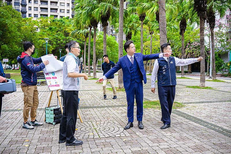 圖2 邱代理市長與交通處長倪茂榮、警察局長邱紹洲一同視察關新路機車退出人行道政策的執行情形