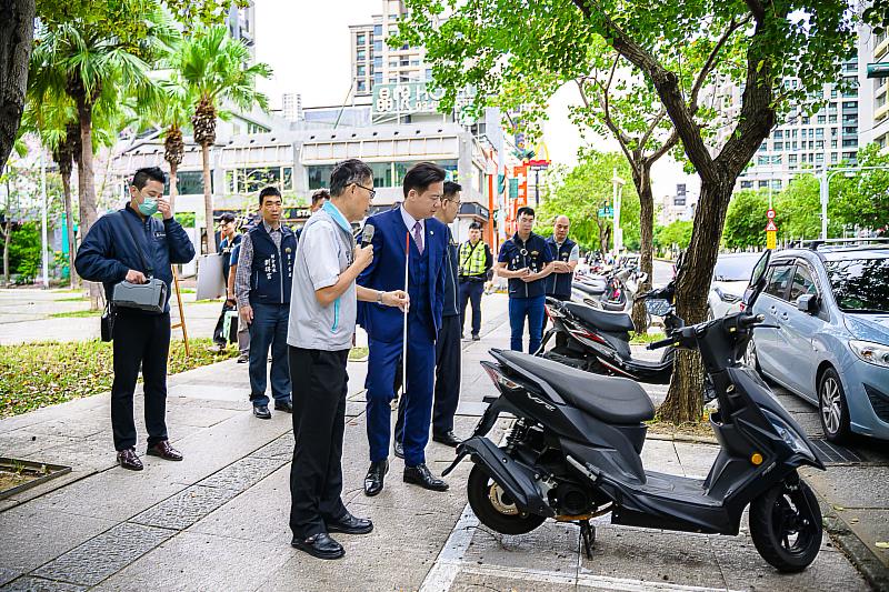 圖4 邱代理市長仔細視察關新公園前關新路的塗銷作業