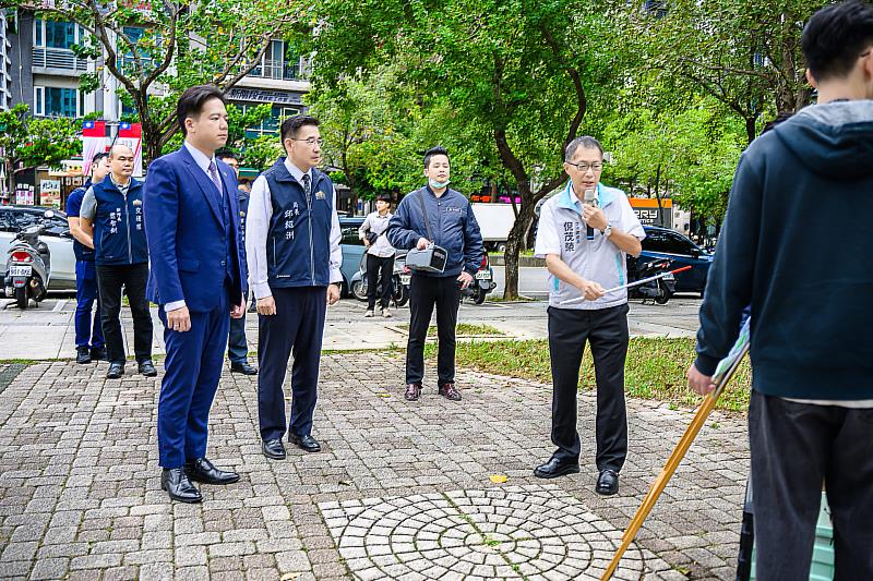 圖1 邱代理市長與交通處長倪茂榮、警察局長邱紹洲一同視察關新路機車退出人行道政策的執行情形