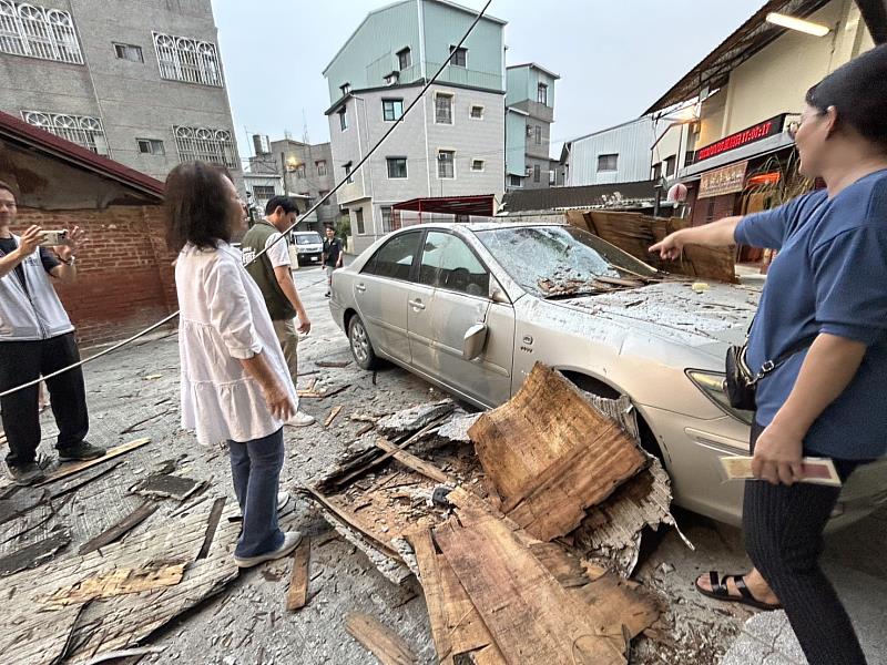 翁章梁勘查中埔地震災情，將協助儘速復原