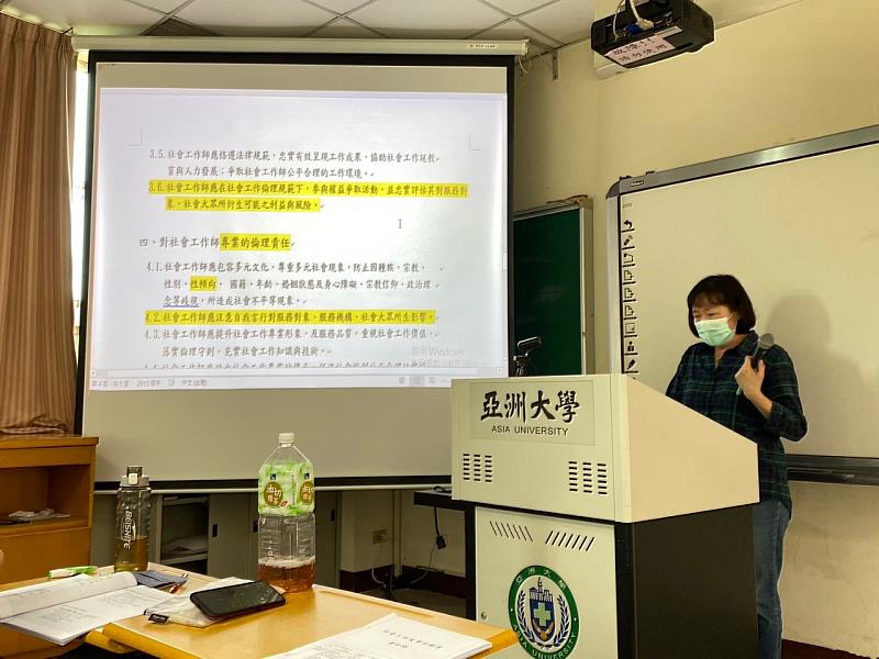 亞大社工系開設國考證照班,輔導同學通過國考。圖為該系洪千惠老師,在社工師證照班上課情形。