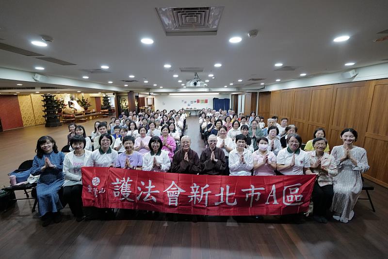 新北分院10月27日邀請靈鷲山宗委法用法師講經說法,課程中大合影。(圖由靈鷲山佛教教團提供)