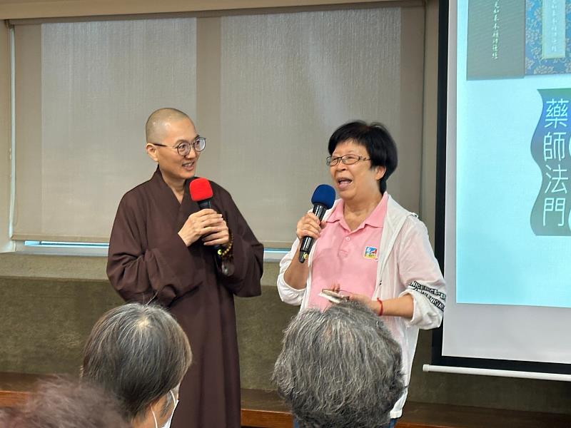 寶祥法師與上台分享的師姐開心互動。(圖由靈鷲山佛教教團提供)