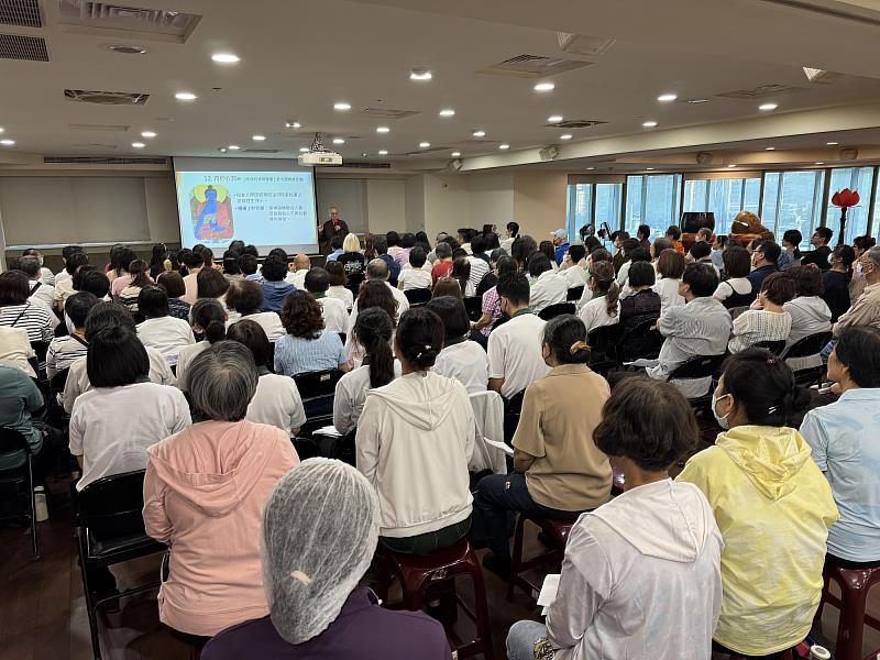 靈鷲山三乘佛學院寶祥法師應邀至新北分院授課,吸引近200人參加,香積組志工(左下角)連廚師帽都沒脫下,就趕到場聆聽。(圖由靈鷲山佛教教團提供)