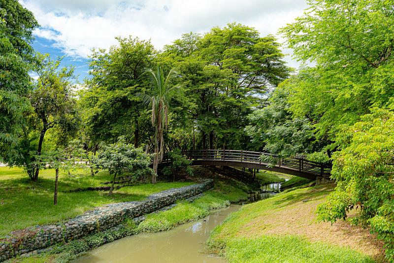 隨著台南科技園區持續發展，區域內高端住宅需求日益增加，而「皇鼎公園新案」具備首排公園景觀的天然優勢，結合低密度建築規劃，成為市場上不可多得的頂級住宅選擇。