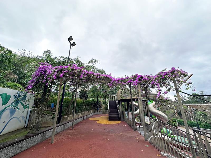 永吉公園也是鶯歌知名的親子景點，具有迴旋溜滑梯、盪鞦韆及沙坑等許多遊具，是新北的知名特色公園之一，秋日時節正適宜來此一遊兼賞花