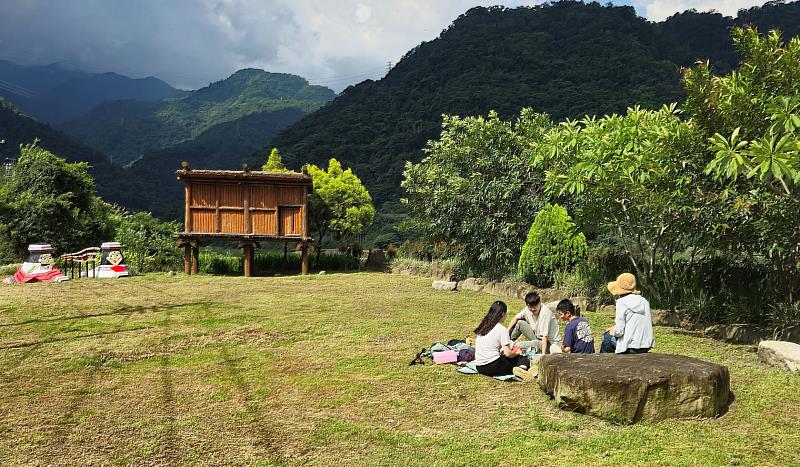 圖 / 泰雅穀倉具當地部落文化意涵，遊客賞景同時可親近認識泰雅部落的生活文化特色