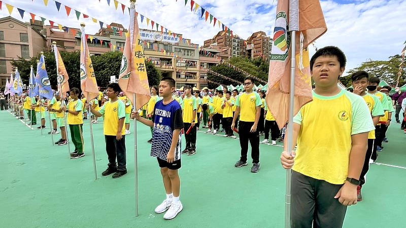 永慶房產集團加盟四品牌桃園區經管會贊助桃園市自立國小合球隊球衣、球褲(圖右2)，力挺學子勇於追逐夢想。