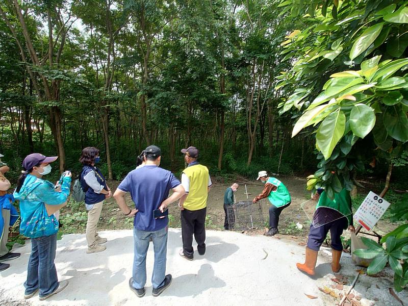 結合國家自然公園管理處等相關單位辦理聯合巡查，共同努力移除浪犬，並落實食源管控措施，遏止少數民眾恣意餵食行為