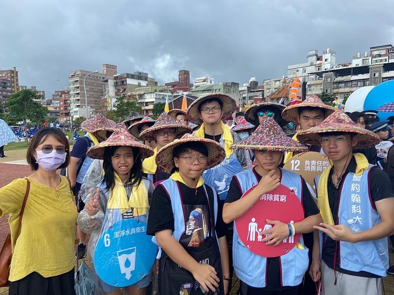 申玉微學務長（左一）於踩街活動前，特別為參與同學支持打氣。