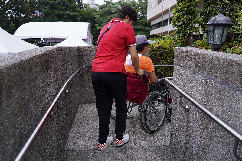 身障體驗活動，民眾體驗下肢障礙者的不便