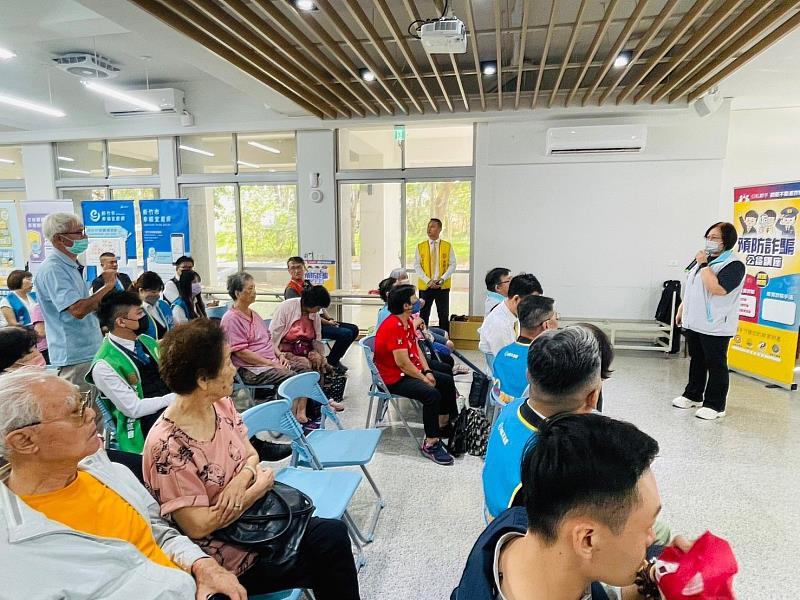 防詐公益講座現場為民眾解答反詐疑問,避免民眾受騙上當造成財產損失。