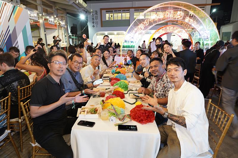 赴台南西市場參加台灣設計展設計之夜,體驗台灣在地文化與設計交融滋味。