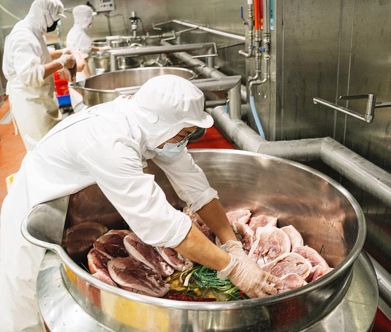 「鄧師傅」洞察先機,設立智慧食品工廠