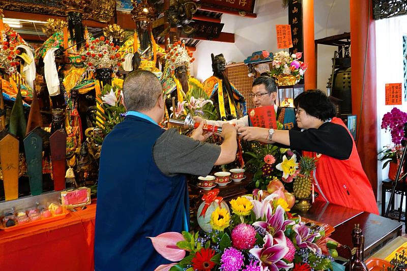 陳惠萍校長上香祈福，期盼校運昌隆、學子平安