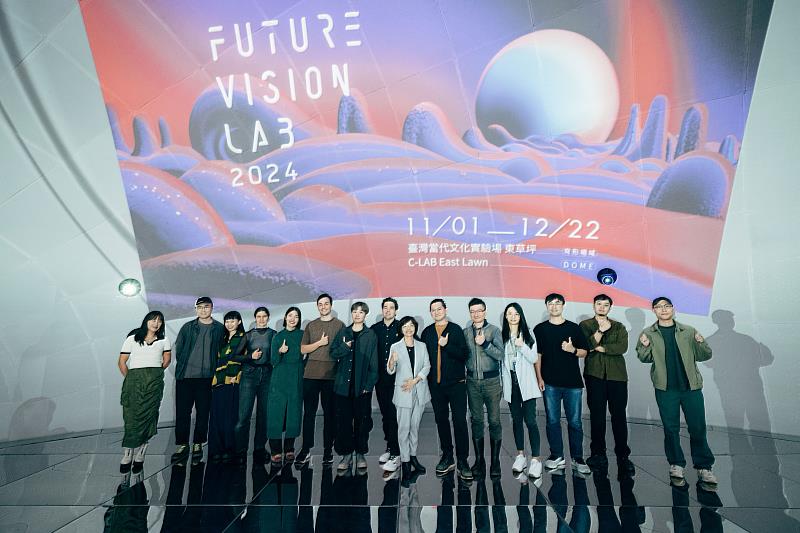 2024C-LAB執行長謝翠玉（中）與「FUTURE VISION LAB 2024」和「2022-2024臺澳舞蹈創作交流計畫」的藝術家合照。圖／C-LAB提供