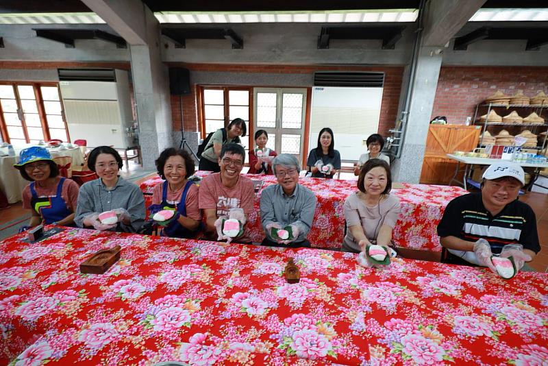 圖4 國立民族學博物館體驗六堆客家新丁粄(左起六堆園區鍾蓉貞志工、和高智美代表、園區劉榮招志工、何金樑主任、吉田憲司館長、吉田真理子小姐、日高真吾教授)