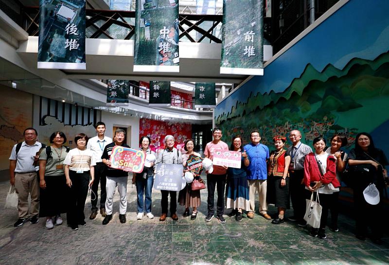 圖1 國立民族學博物館參訪六堆園區於六堆空拍地圖前合影