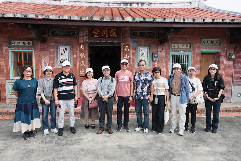 圖2 國立民族學博物館參訪「跈(tenˇ)水路．打先鋒」先鋒堆聚落展與聚落民眾合影