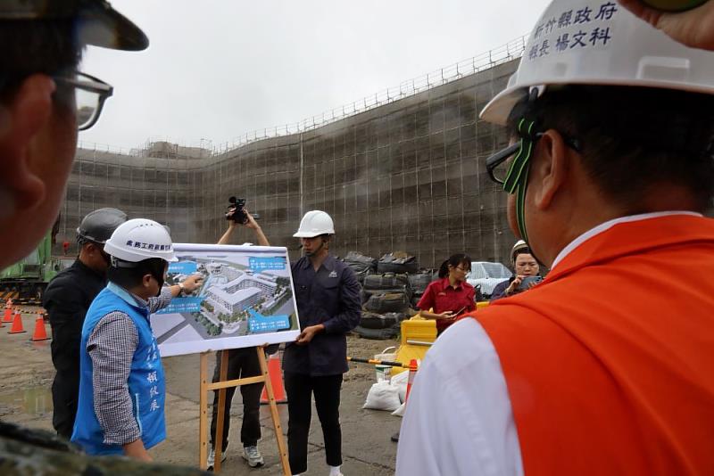 新竹縣長楊文科今(30日)下午前往新竹縣風災災害應變中心聽取最新防颱簡報並趕赴竹北市興建中的文興完全中學,了解校園工地防颱整備情形,