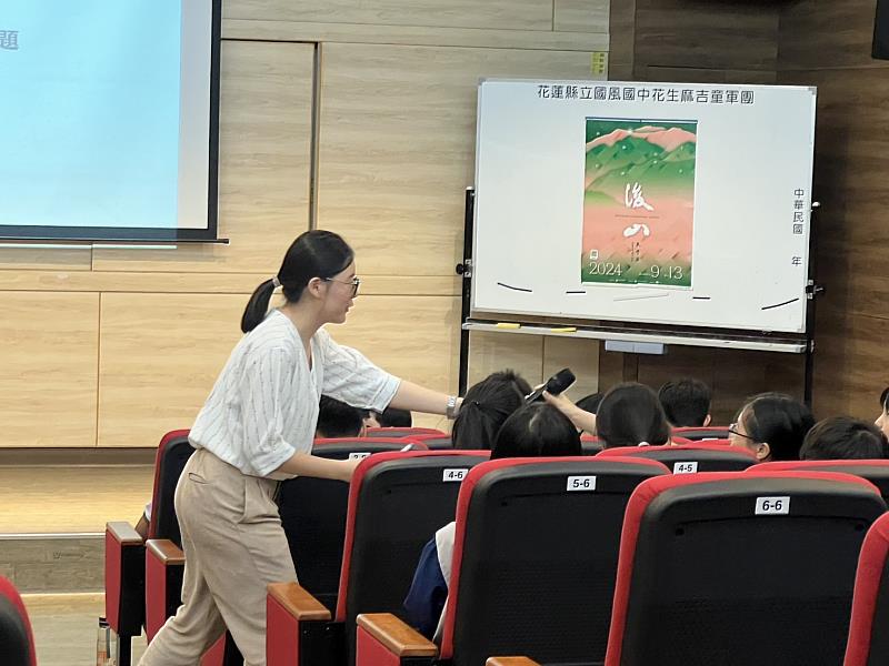 天吳老師引導同學以「活字印刷」的概念創作詩篇並進行分享