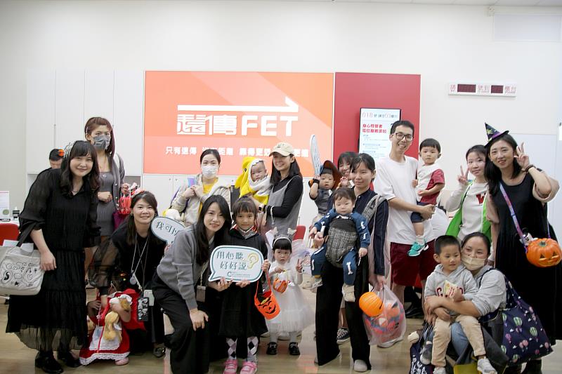雅文基金會日前帶領聽損孩童們到遠傳瑞光門市參與「友善共融叩門Trick or Treat」萬聖節活動,基金會表示,這不只是節日的玩耍,也是孩童融入社會的重要練習。