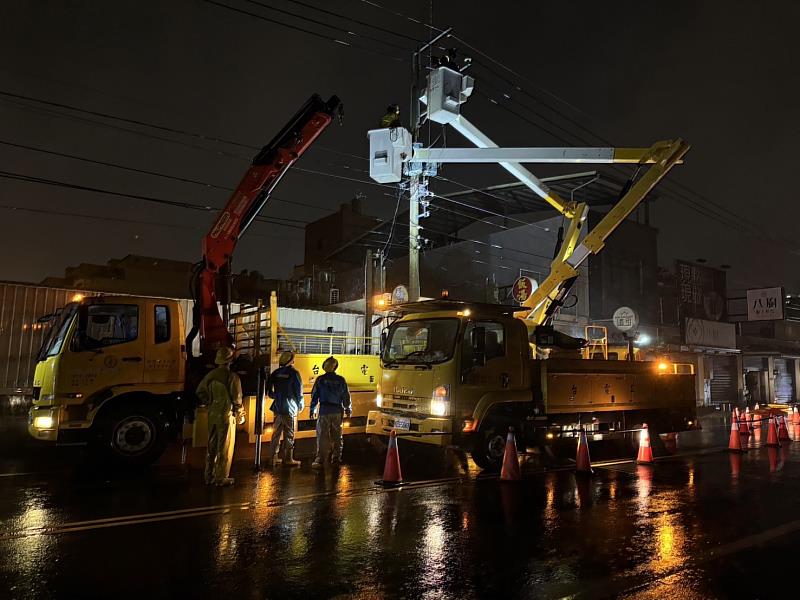 有關網傳颱風期間線路閃爍疑慮，台電強調，閃爍是因颱風吹落的外物碰觸台電線路影響，造成電壓驟降，因而部分用戶照明有閃爍情形，不會影響電器設備安全，請民眾放心。圖為晚間屏東縣新園鄉進行變壓器更換作業。