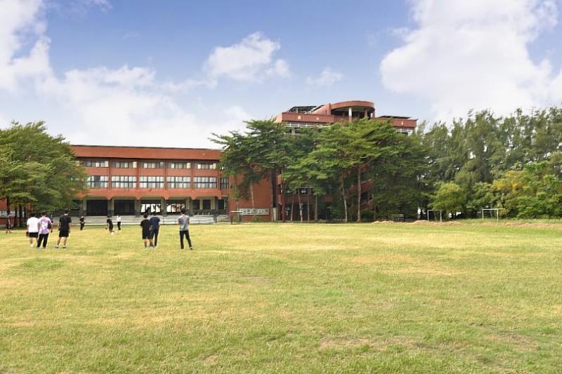 融合中信國際學校系統的成功經驗與教學資源,興國高中提供重視升學、品格與運動的優質教育環境。