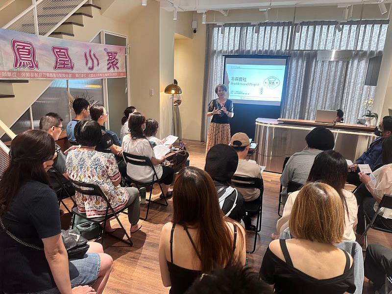 宥緁在鳳凰小聚中和店家分享品醋文化