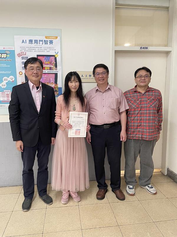 趙涵㨗(左)擔任淡江大學「人工智慧產業技術」講座課程講師,邀請傑出學者從不同的角度切入人工智慧,幫助學生將理論接軌實務,並更新產業趨勢。(圖/淡江大學提供)