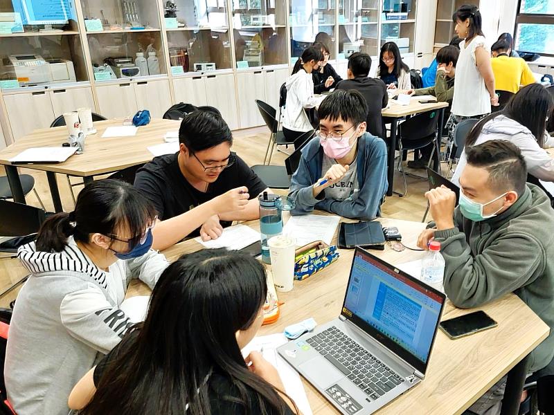 北分署「生技醫藥產業人才培訓據點」課程經由實際案例探討、workshop工作職務扮演等,快速了解產業法規、品質管理等高專業性職能。