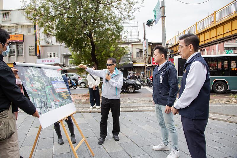 代理市長聽取簡報。