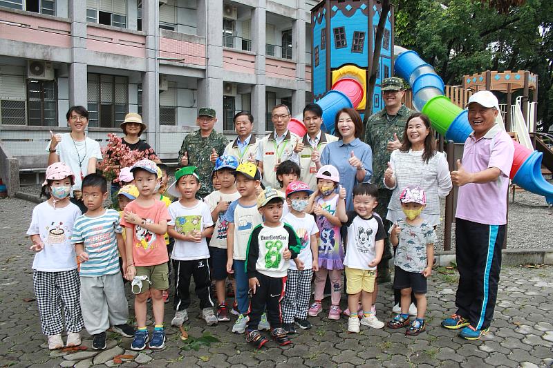 周縣長與勝利國小附幼學童合照