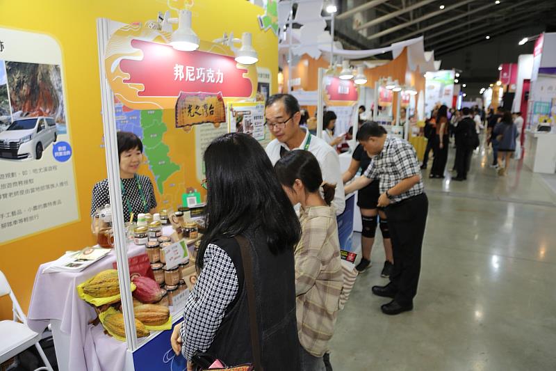 屏東館業者與民眾熱情互動