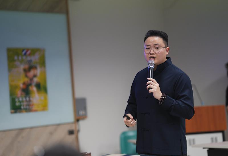 振發茶行第六代傳人嚴偉嘉品茶師深入淺出地介紹了台灣茶文化的精髓,從茶葉的選擇、司茶的技藝到品茶的細節,皆包含著深厚的文化底蘊。