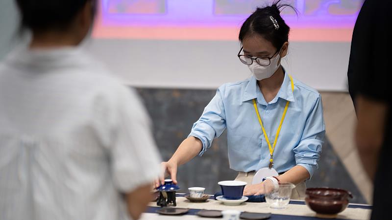 學生在品茶師的現場指導下學習如何選茶、溫壺、沏茶、分茶，最後品茶，會後大家分享了各自的深刻感受。