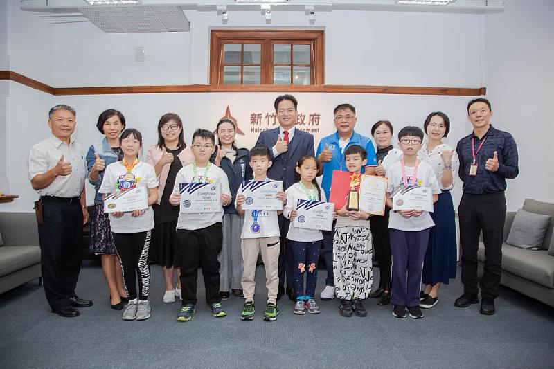 邱臣遠代理市長在頒贈獎狀與禮品給獲獎學生後,一起進行大合照,紀念這個特別的時刻。