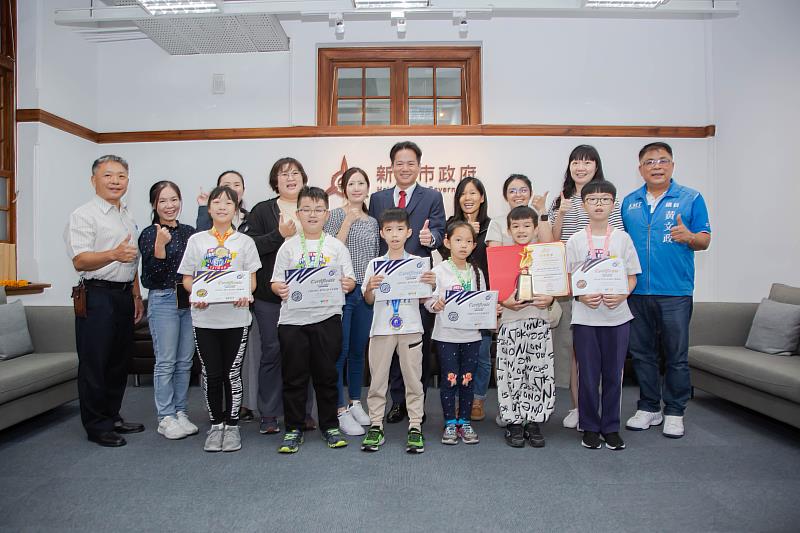 邱臣遠代理市長在頒贈獎狀與禮品給獲獎學生後,一起進行大合照,紀念這個特別的時刻。