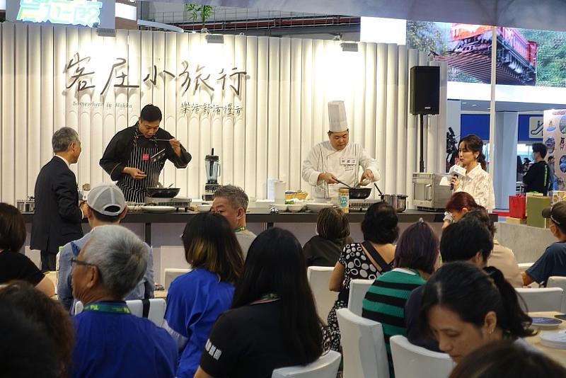 圖4 客家主題館開幕活動，特別推出「客家版黑白大廚」，邀請國宴主廚林繼正擔任白湯匙，潛力新銳主廚羅偉洲擔任黑湯匙，以貫串台三線、六堆、台九線為主題的菜餚，分別展演「老菜脯雞肉菱角五色粄條」、「鹹豬肉豆腐乳黑纖米燉飯」，邀請現場觀眾擔任評審，帶大家用味蕾旅行全台客庄美味特色