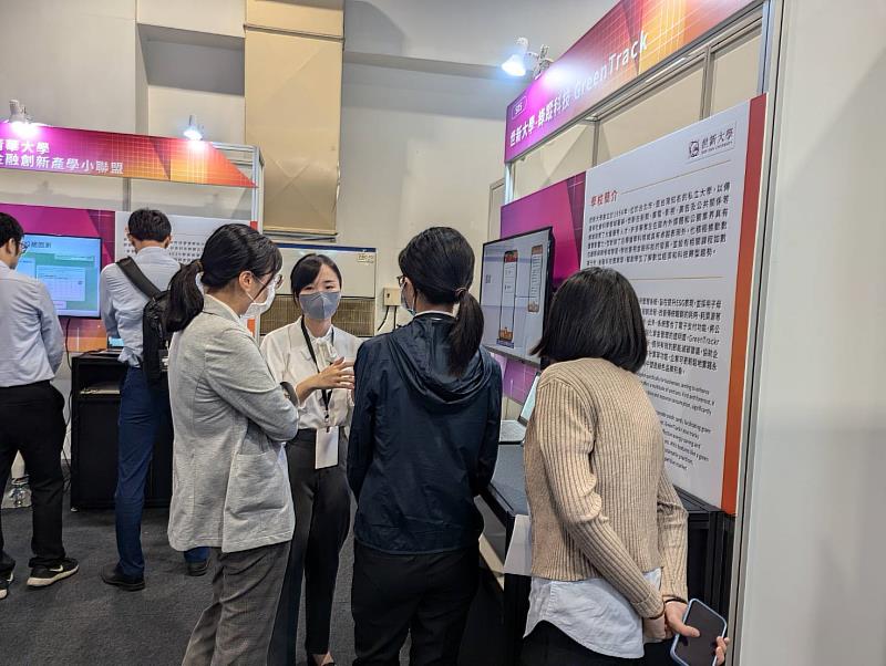 臺北金融科技展上業界人士對世新經濟系團隊研發成果深感興趣。(世新大學提供)