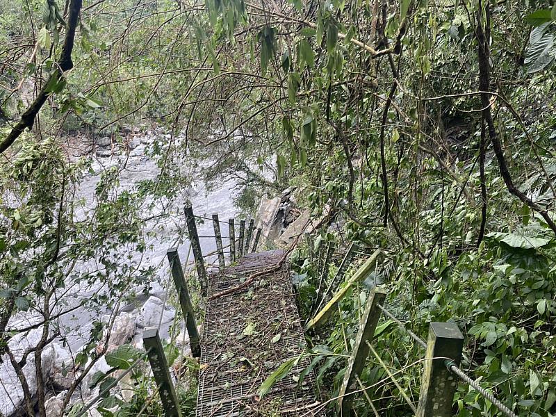 環溪步道鋼構階梯損毀