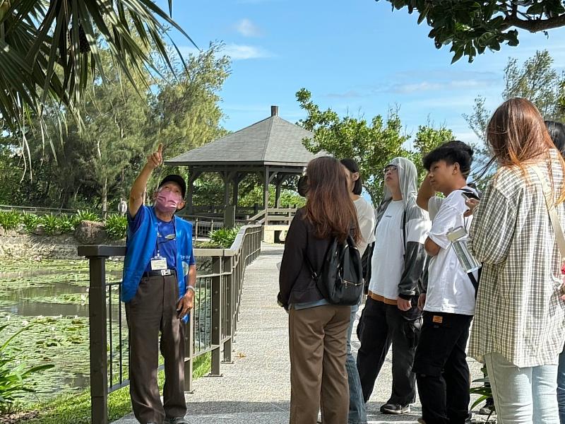 李超運解說老師介紹東管處花蓮遊客中心園區步道及景觀植栽設施。