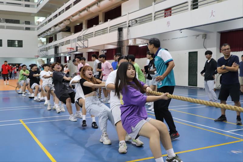 中華醫大校慶運動會拔河決賽各隊奮力爭取榮譽，競爭激烈