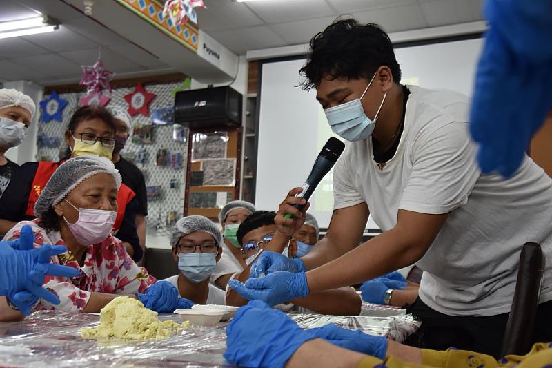 長者們在製作過程中與南大學生分享小米在原住民文化中的重要地位