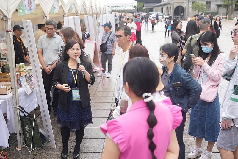 農糧署企劃組林鈴娜組長逐攤向民眾介紹產銷履歷特色產品