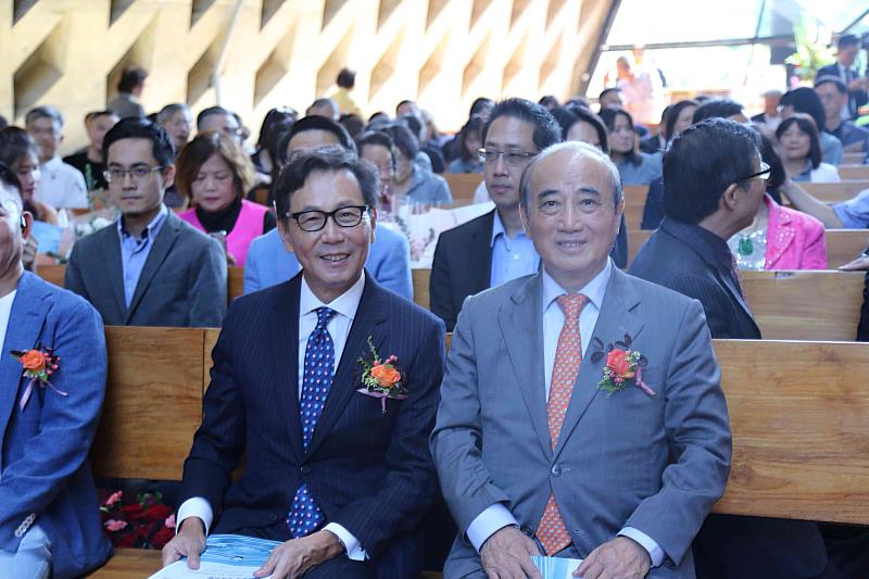 王金平出任政治系榮譽講座教授,將開設國會政治運作與溝通協調相關的課程,蔡明忠則成為管理學院EMBA榮譽講座教授,和學生分享商場上的逆境管理。