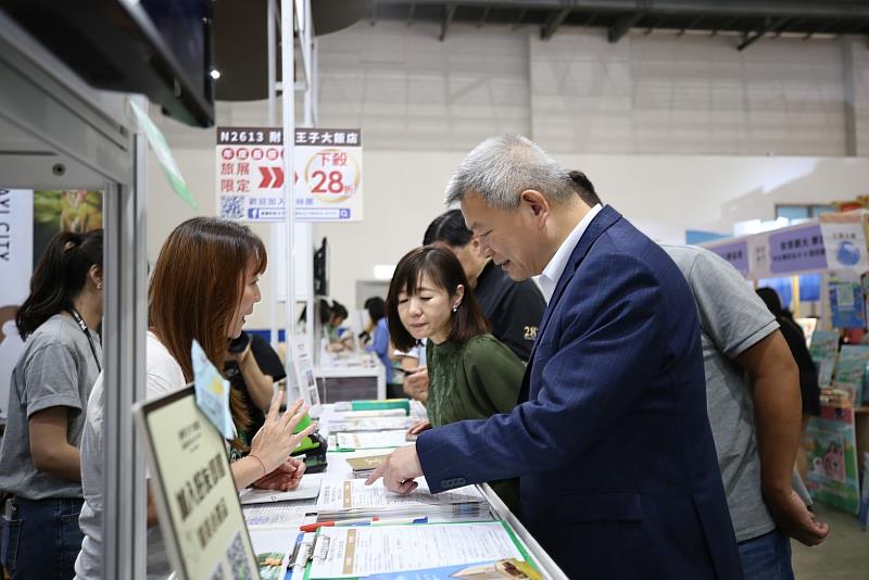 嘉義市副市長林瑞彥親臨嘉義市館，逐一到各攤位為參展業者加油打氣。